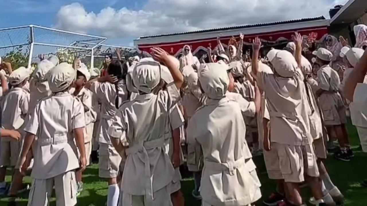 Netizen juga dibuat salfok dengan anak-anak PAUD yang begitu lucu dan menggemaskan.