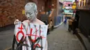 Seorang seniman tampil untuk memberikan penghormatan di sebuah gang di kawasan hiburan malam Itaewon yang populer di Seoul pada tanggal 29 Oktober 2024. (Shin Yong-ju/AFP)