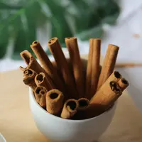 Memilih kayu manis batangan./Copyright pexels.com/@ngo-tr-ng-an-837314