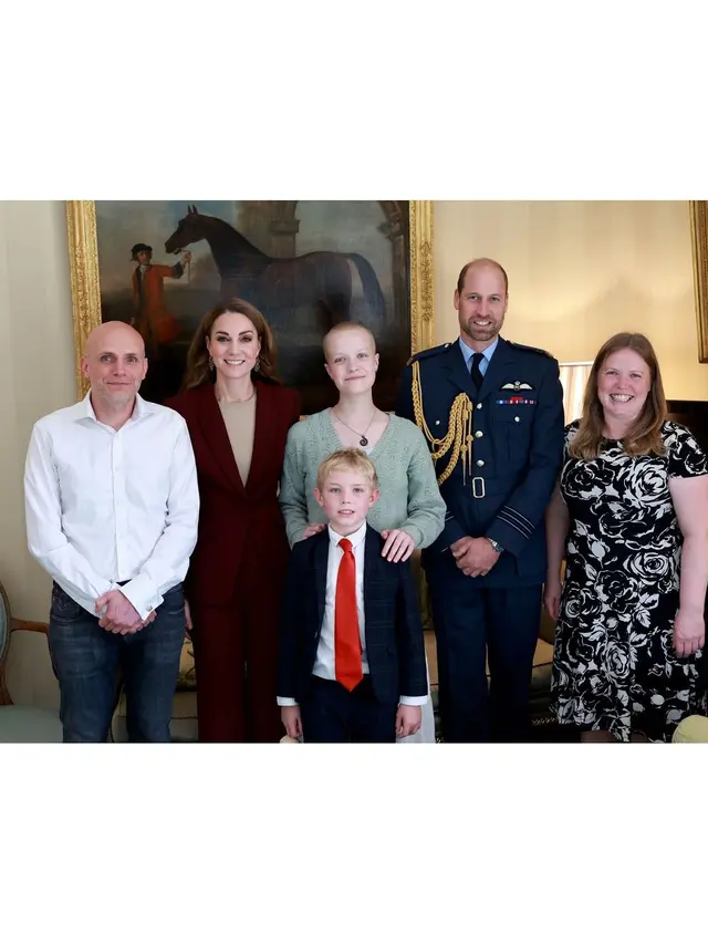 Anggun dengan Busana Marun, Kate Middleton Peluk Hangat Remaja Penderita Kanker Langka di Istana