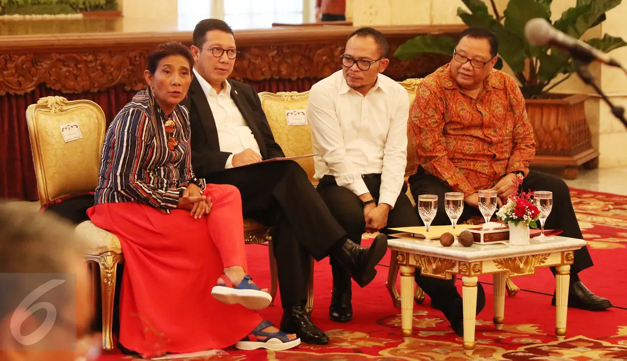 Menteri Kelautan dan Perikanan, Susi Pudjiastuti (kiri) dan Menteri Agama Lukman Hakim Saifuddin (kedua kiri) mengikuti sidang kabinet paripurna yang digelar oleh Presiden Joko Widodo di Istana Negara, Jakarta, Rabu (15/3). (Liputan6.com/Angga Yuniar)