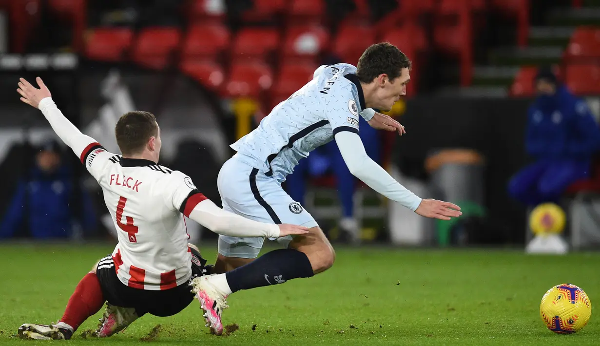Bek Chelsea, Andreas Christensen (kanan) dijatuhkan gelandang Sheffield United, John Fleck dalam laga lanjutan Liga Inggris 2020/21 pekan ke-23 di Bramall Lane, Minggu (7/2/2021). Chelsea menang 2-1 atas Sheffield United. (AFP/Oli Scarff/Pool)