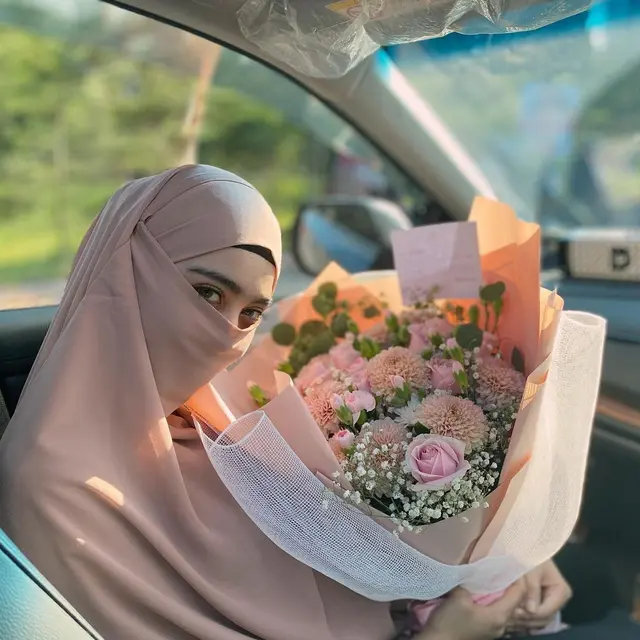 Tersebar Foto Tanpa Hijab, Ini 6 Potret Serell Thalib Istri Taqy Malik Pakai Cadar