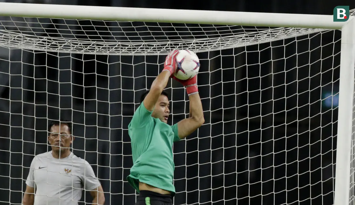 Kiper Indonesia, Andritany Ardhiyasa, menangkap bola saat latihan jelang laga Piala AFF 2018 di Stadion Nasional, Singapura, Kamis (8/11). Singapura akan melawan Timnas Indonesia. (Bola.com/M. Iqbal Ichsan)