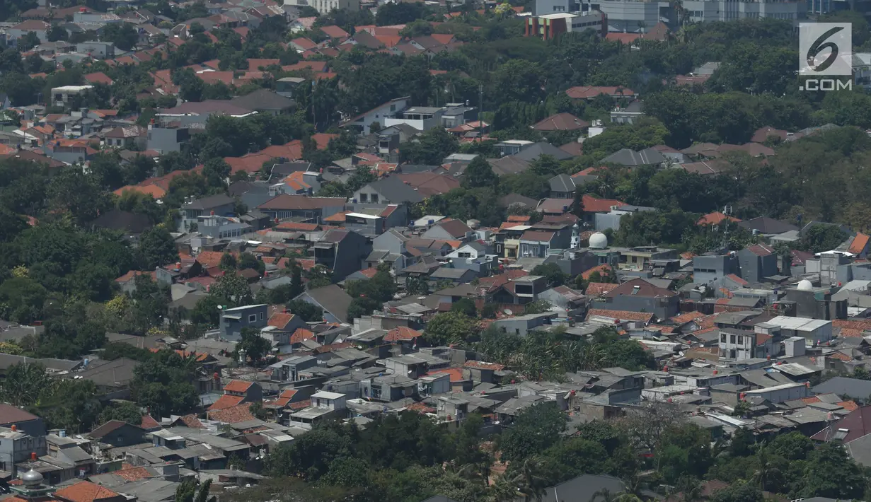 Suasana perkampungan padat penduduk di kawasan Jakarta, Kamis (30/8/2019). Kementerian Agraria dan Tata Ruang/Badan Pertanahan Nasional (ATR/BPN) menyebut 49 persen wilayah di DKI Jakarta masih tergolong kumuh. Ada 118 dari 267 kelurahan yang tergolong kumuh. (Liputan6.com/Angga Yuniar)