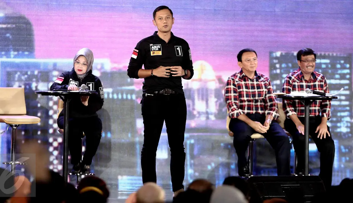 Agus Harimurti Yudhoyono memberi penjelasan saat Debat Cagub DKI Jakarta putaran ketiga di Auditorium Birawa, Jakarta, Jumat (10/2). Debat ke-3 ini mengangkat tema masalah kependudukan dan peningkatan kualitas hidup masyarakat.(Liputan6.com/Faizal Fanani)