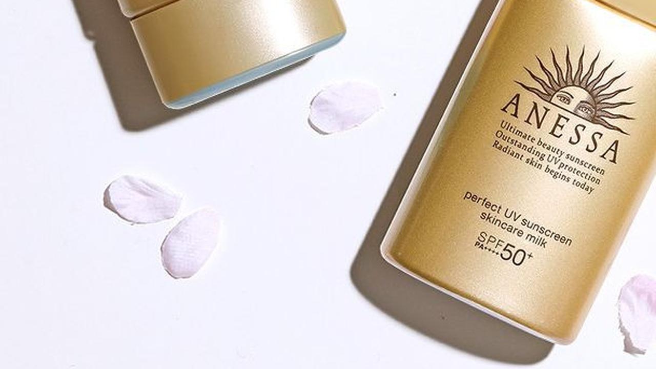 5. Pilih Sunscreen dengan Kandungan Vitamin C untuk Mencerahkan Kulit Kusam<br>