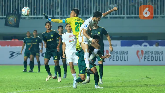 Foto: Duel Alot Aji Kusuma Vs Syahrul Trisna dalam Laga Imbang antara Persikabo 1973 Melawan Persija di BRI Liga 1 2023/2024