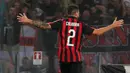 Bek AC Milan, Davide Calabria  berselebrasi usai mencetak gol ke gawang Napoli pada lanjutan Liga Serie A Italia di San Paolo Stadium, Naples (25/8). Napoli menang tipis atas Milan 3-2. (Cesare Abbate/ANSA via AP)