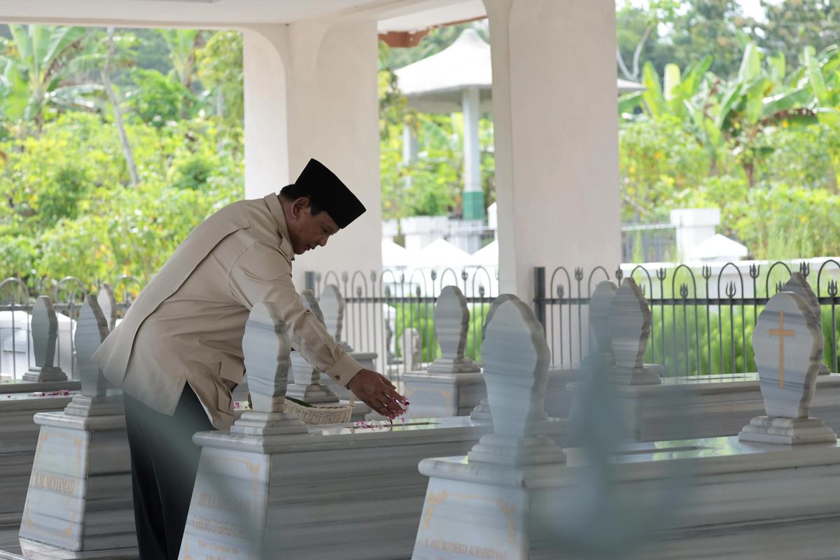 Momen Prabowo Ziarah ke Makam Kakeknya Margono Djojohadikusumo di BanyumasMomen Prabowo Ziarah ke Makam Kakeknya Margono Djojohadikusumo di Banyumas