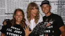 Taylor Swift mendapatkan kejutan dari penggemarnya di sela-sela meet and greet Reputation di Philadelphia. (instagram/tsphilaproposal)