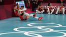 Reaksi para pemain Turki setelah timnya kalah dari Korea Selatan dalam pertandingan perempat final bola voli putri di Olimpiade Musim Panas 2020 di Tokyo, Jepang, Rabu (4/8/2021). Turki kalah 2-3 (25-17, 17-25, 26-28, 25-18, 13-15) atas Korea Selatan. (AP Photo/Frank Augstein)