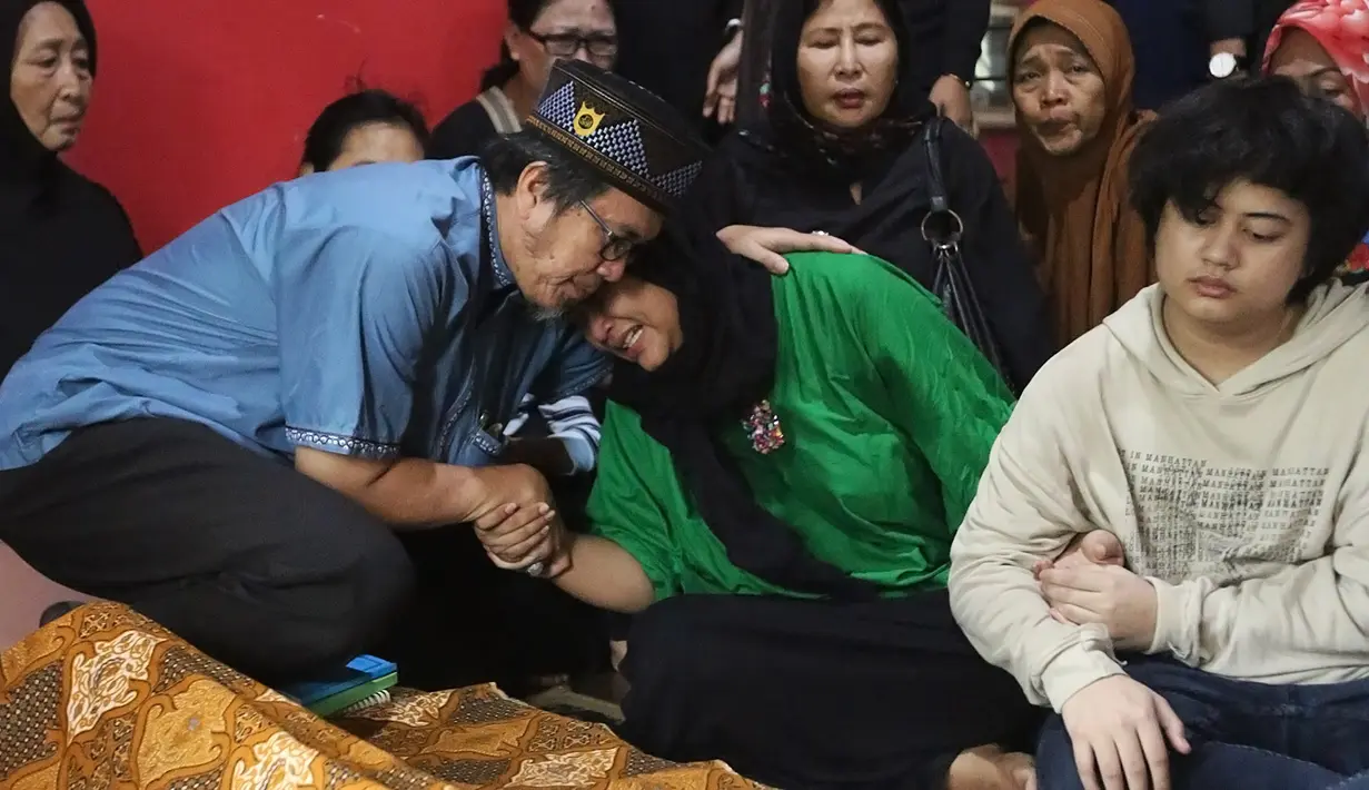 Kini nama Yon Koeswoyo tinggal lah kenangan, menyisakan sejumlah cerita terutama soal karya dan suara emasnya selama hidup. Mengingat Yon adalah salah satu musisi legendaris Indonesia. (Bambang E.Ros/Bintang.com)