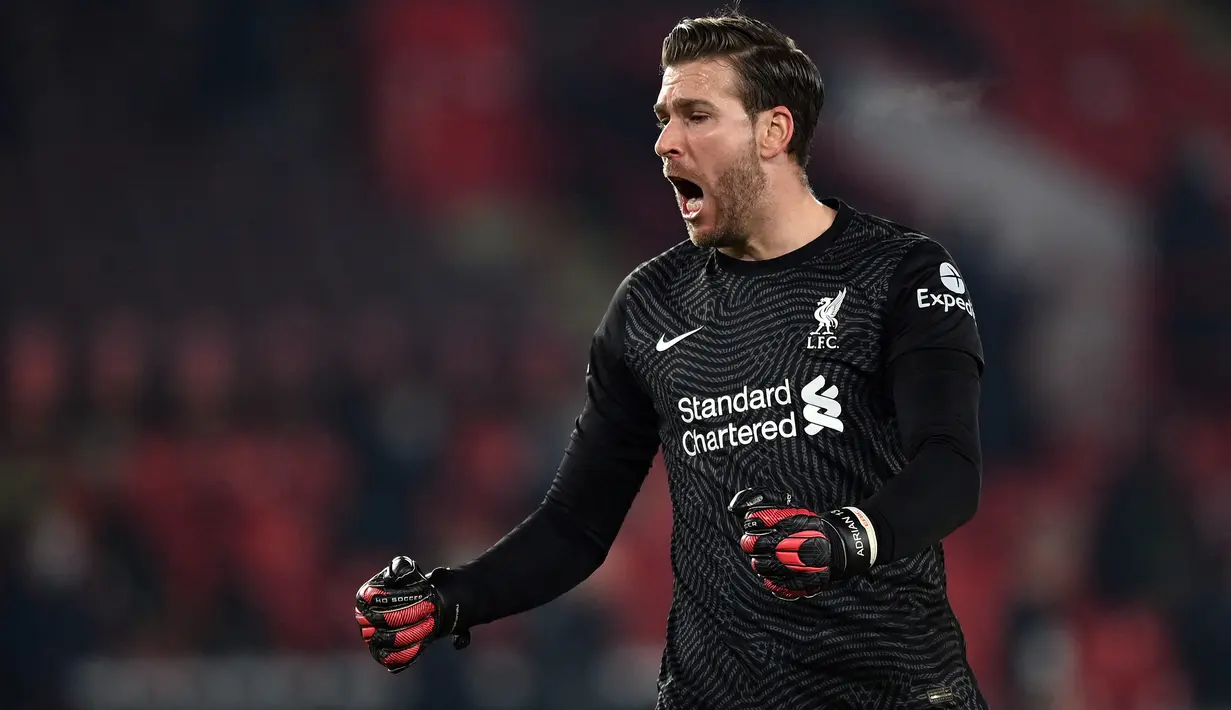 Adrian. Kiper kedua Liverpool yang didatangkan dari West Ham United pada musim 2019/2020 ini adalah seorang striker saat memulai kariernya di klub masa kecilnya, CD Altaire. Debut profesionalnya dimulai saat berusia 25 tahun dengan memperkuat Real Betis di La Liga. (AFP/Pool/Shaun Botterill)