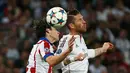 Bek Real Madrid, Sergio Ramos (kanan) berebut bola udara dengan pemain Atletico Madrid Tiago Mendes di leg kedua 8 besar Liga Champions di Santiago Bernabeu Stadium, Kamis (23/4/2015). Real Madrid menang 1-0 atas Atletico Madrid. (Reuters/Juan Medina)