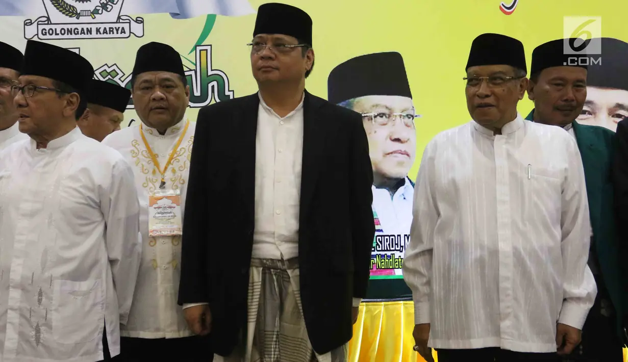 Ketua Umum Partai Golkar Airlangga Hartarto bersama Ketua Umum PBNU Said Aqil Siraj (kanan) menghadiri acara istighosah dengan tema 'Untuk Kemajuan Bangsa dan Negara' di Kantor DPP Golkar, Jakarta Barat, Rabu (28/2). (Liputan6.com/Angga Yuniar)