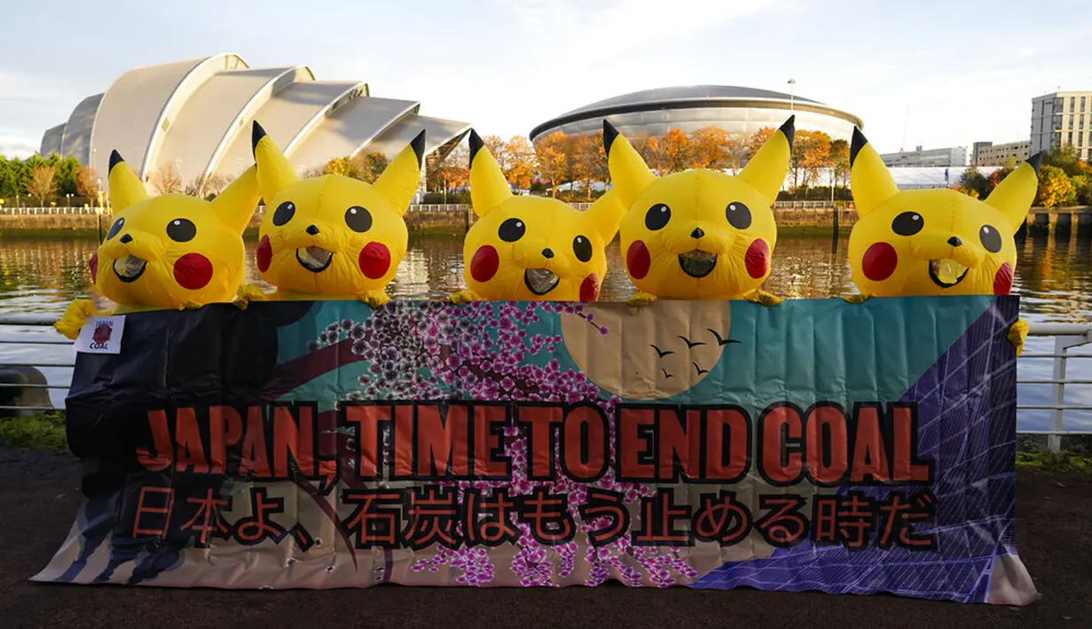 Aktivis berpakaian Pokemon Pikachu saat memprotes dukungan Jepang terhadap industri batu bara dekat KTT Iklim PBB COP26 di Glasgow, Skotlandia, 4 November 2021. KTT ini mengumpulkan para pemimpin dunia untuk menjabarkan visi mereka dalam mengatasi pemanasan global. (AP Photo/Alberto Pezzali)
