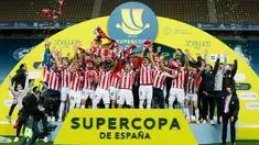 Para pemain Athletic Bilbao melakukan selebrasi usai menjuarai Piala Super Spanyol di Stadion La Cartuja, Minggu (17/1/2021). Athletic Bilbao menang 3-2 atas Barcelona. (AFP/Pablo Garcia)