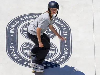 Skater Amerika Serikat, Paige Heyn, saat beraksi pada  Kejuaraan dunia skateboard jalanan di Roma, Jumat (4/6/2021). Ajang tersebut merupakan kualifikasi untuk Olimpiade Tokyo 2020. (AP/Andrew Medichini)