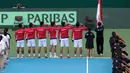 Para petenis Indonesia memberikan hormat saat lagu Indonesia Raya pada pembukaan Piala Davis 2018 grup dua Asia/Oceania di Senayan, Jakarta, Sabtu (3/2/2018). (Bola.com/Nick Hanoatubun)