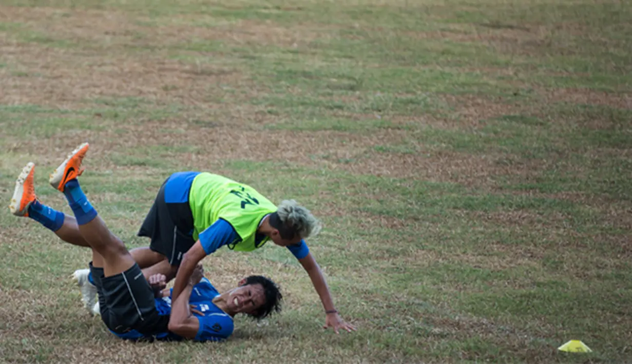 Ryuji Utomo terjatuh saat latihan bersama Munial Sports Group di Stadion Lebak Bulus, Jakarta. Ryuji sempat bergabung dengan Mitra Kukar pada tahun ini namun sayangnya kompetisi ISL berhenti. (Bola.com/Vitalis Yogi Trisna)