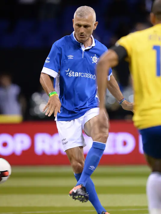 Pemain Italia Fabrizio Ravanelli mengumpan bola saat bertanding melawan Brasil pada turnamen Star Sixes di O2 Arena di London (13/7). Turnamen Star Sixes bukanlah futsal  ataupun Mini Soccer. (AFP Photo/Olly Greenwood)