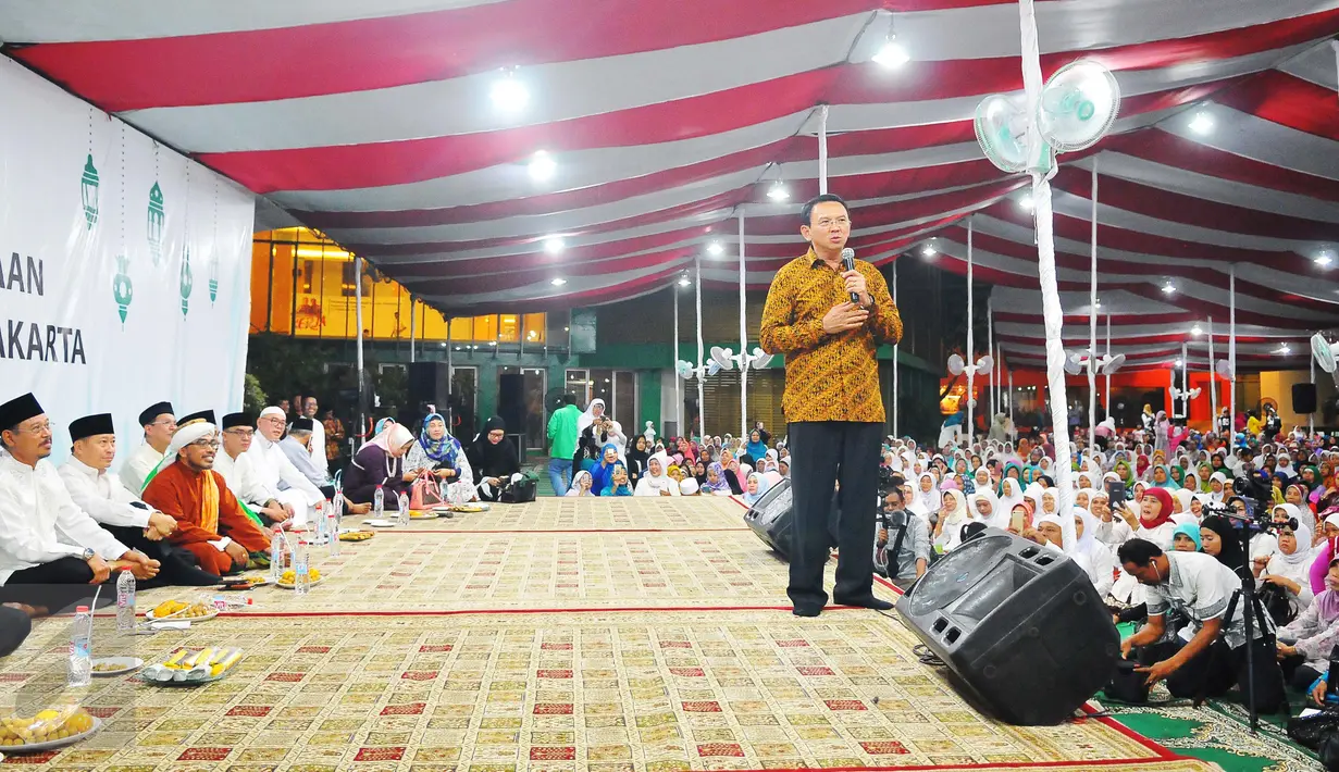 Cagub DKI Jakarta Basuki Tjahaja Purnama alias Ahok menyampaikan sambutan saat menghadiri Istighosah Kebangsaan warga Nahdliyin di Jakarta, Minggu (5/2). Acara ini diselenggarakan oleh Nahdlatul Ulama (NU) bersama dengan PPP. (Liputan6.com/Angga Yuniar)