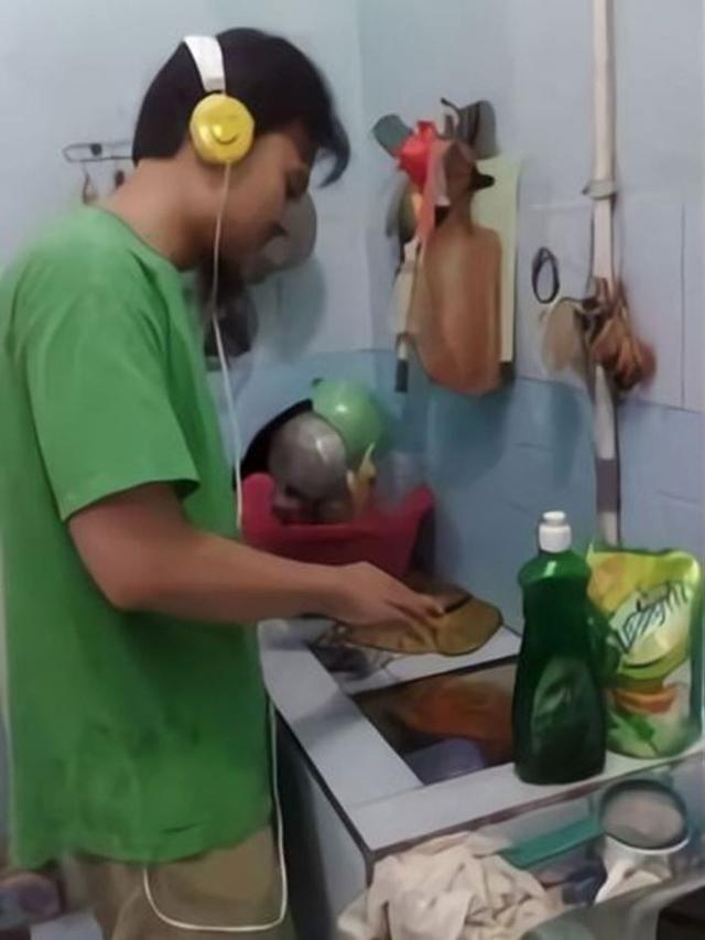 6 Potret Nyeleneh Orang Saat Cuci Piring Ini Bikin Tepuk Jidat