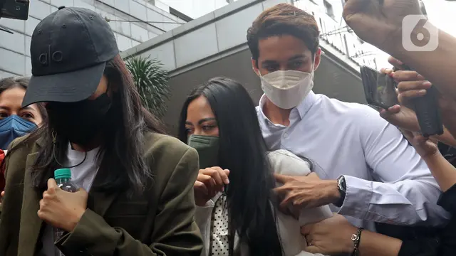 FOTO: Rachel Vennya Penuhi Panggilan Polisi Terkait Kabur Karantina