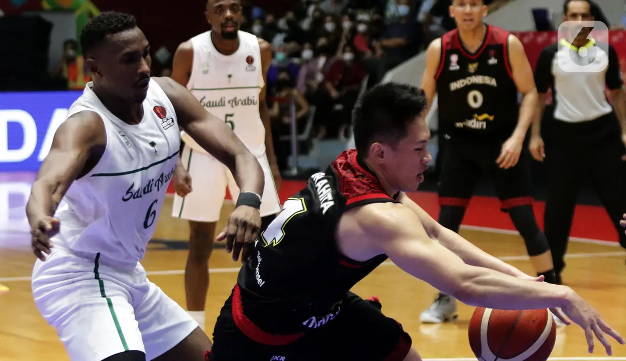Pebasket Timnas Indonesia, Abraham Damar Grahita (tengah) terjatuh saat mencoba melewati Mishna Almawarni (Arab Saudi) pada Grup A FIBA Asia Cup 2022 di Istora Senayan, Jakarta, Selasa (12/7/2022). Timnas Basket Indonesia mengawali kiprah di FIBA Asia Cup 2022 dengan menundukkan Arab Saudi dengan skor 80-54. (Liputan6.com/Helmi Fithriansyah)
