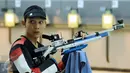 Petembak Junior Indonesia, Paragra Duncan Taruma saat melihat raihan poin di Final 10m Air Rifle Men Junior Kejuaraan Menembak ASEAN di Jakarta, Selasa (24/11/2015). Paragra harus puas di tempat keempat dengan 157.4 poin. (Liputan6.com/Helmi Fithriansyah)
