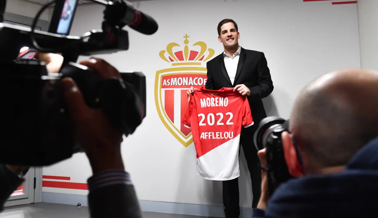 Pelatih baru AS Monaco, Robert Moreno berpose menunjukkan jersey setelah konferensi pers di Stadion Louis II, Senin (30/12/2019). Moreno bergabung dengan AS Monaco pada pertengahan musim setelah pelatih sebelumnya dipecat untuk kedua kalinya dalam setahun. (YANN COATSALIOU / AFP)