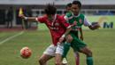 Gelandang Persija Jakarta, Hong Soon Hak, berebut dengan gelandang PS TNI, Wawan Febrianto, pada laga Torabika Soccer Championship 2016 di Stadion Pakansari, Bogor, Jumat (15/10/2016). Persija menang 2-1 atas PS TNI. (Bola.com/Vitalis Yogi Trisna)