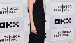 Aktris Jessica Chastain menghadiri pemutaran perdana film The Forgiven pada Festival Film Tribeca 2022 di BMCC Tribeca PAC, New York City, Amerika Serikat, 14 Juni 2022. Gaun Jessica pada bagian pinggang dan desain tanpa lengan memungkinkannya untuk menampilkan lengannya yang kencang. (Angela Weiss/AFP)
