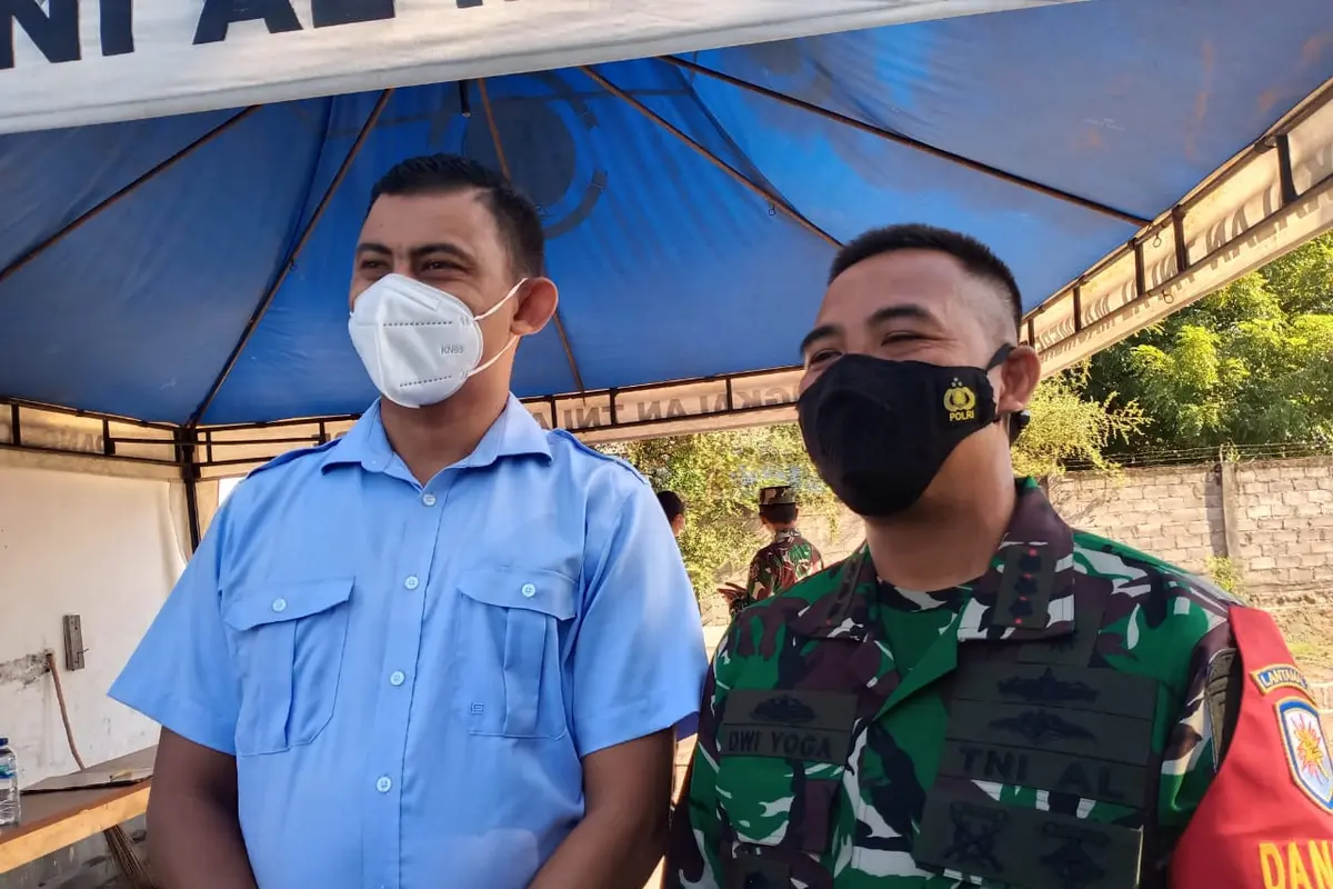 Komandan Angkatan Laut Maumere (P) Dwi Yoga P.M.Tr.Hanla M.M CTMP dan Kepala Kejaksaan Negeri Sikka, Fahmi.( Liputan6.com/ Dionisius Wilibardus)