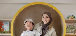 Nikita Willy juga memilih pakaian yang mendukung keleluasaan Issa untuk bergerak saat bermain di playground atau beraktivitas bersama teman-temannya. (Foto/dok: UNIQLO)