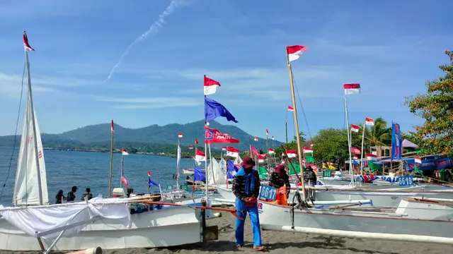 Lomba Perahu Layar diadakan dengan tujuan untuk mendorong para nelayan agar kembali menggunakan layar sebagai alat penggerak kapal.