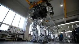 Sebuah robot berawak yang diberi nama  "METHOD-2" berjalan selama demonstrasi di Gunpo, Korea Selatan, (27/12). Robot ini  diduga ditujukan untuk keperluan industri. (Reuters/Kim Hong-Ji)