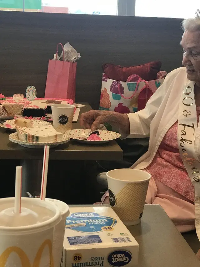 Kakek Nenek ini Lakukan Hal-Hal Kocak yang Tak Terduga