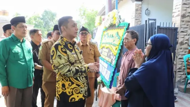 Plt Bupati Bekasi Asep Surya Atmaja mengunjungi keluarga Adelia, korban meninggal dunia kecelakaan kereta api di rumah duka Perumahan Bekasi Regensi 1.