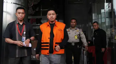 Wali Kota Kendari Adriatma Dwi Putra memakai rompi tahanan usai menjalani pemeriksaan di gedung KPK, Jakarta, Selasa (13/3). Adriatma diperiksa sebagai tersangka terkait suap proyek pengadaan barang dan jasa tahun 2017-2018. (Merdeka.com/Dwi Narwoko)