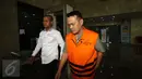 Tersangka Fahmi Darmawansyah tertunduk lesu usai menjalani pemeriksaan di KPK, Jakarta, Selasa (31/1). Direktur Utama PT. MTI tersebut diperiksa sebagai tersangka kasus suap proyek pengadaan alat satelit monitoring di Bakamla. (Liputan6.com/Helmi Afandi)