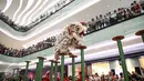 Pengunjung melihat aksi Barongsai Tonggak di Lippo Mall Puri, Jakarta Barat, (21/01). Kegiatan yang digelar Sabtu dan Minggu berlangsung hingga 5 Februari. (Liputan6.com/Fery Pradolo)