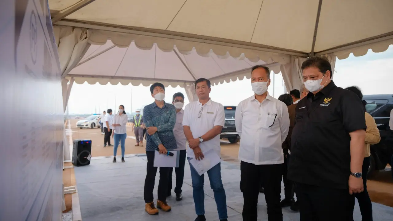 Menteri Koordinator Bidang Perekonomian Airlangga Hartarto  saat melakukan kunjungan ke KIT Batang di Desa Ketanggan, Kecamatan Gringsing, Kabupaten Batang, Jawa Tengah, Kamis (13/10).