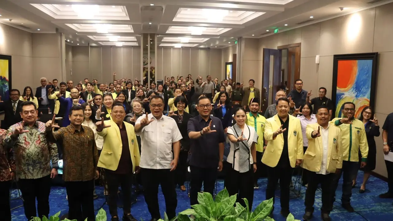 Menteri Lingkungan Hidup/Kepala Badan Pengendalian Lingkungan Hidup Mohammad Jumhur Hidayat dan Wakil Menteri Investasi dan Hilirisasi/Wakil Kepala BKPM Todotua Pasaribu Konferensi Nasional Cendekiawan dan Akademisi Pemuda Katolik di Jakarta, Sabtu (29/8)