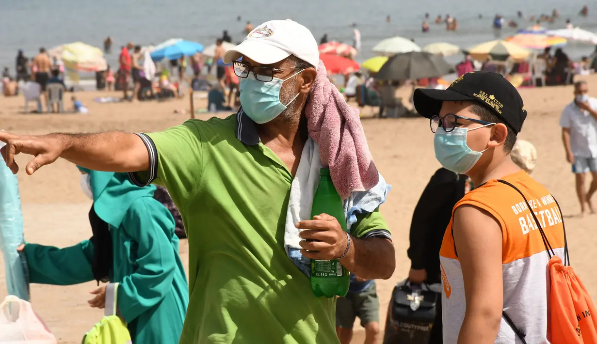 Orang-orang yang mengenakan masker terlihat di dekat sebuah pantai di Rabat, Maroko, 27 Agustus 2020. Maroko pada 27 Agustus 2020 melaporkan 1.221 kasus baru COVID-19, menambah jumlah kasus infeksi di negara itu sejak 2 Maret menjadi 57.085. (Xinhua/Chadi)