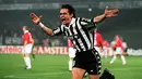 10. Filippo Inzaghi (Juventus), meskipun mendapat julukan  si raja offside namun dirinya tetap mimiliki skill yang luar biasa. Pada musim 1996/1997, Super Pippo, berhasil menjadi top skor Liga Italia. (Pinterest) 
