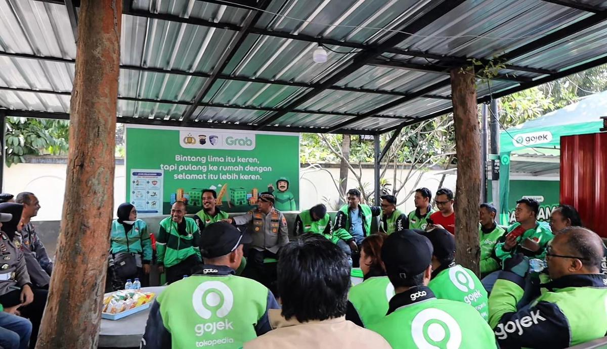 Kapolresta Surakarta AKBP Condro Sasongko ngariung bareng driver di posko faroka solo. (merdeka.com/arie sunaryo).