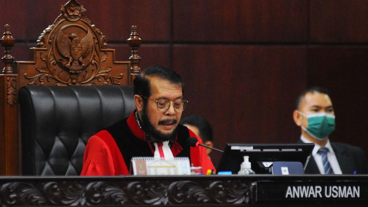 Mahkamah Konstitusi (MK) menolak permohonan uji materiil Undang-Undang Nomor 7 Tahun 2017 tentang Pemilihan Umum. Mahkamah Konstitusi memutuskan sistem pemilu sistem proporsional terbuka atau coblos anggota legislatif tetap berlaku.