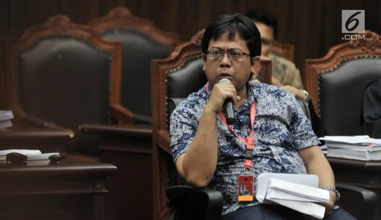 Saksi fakta Pemohon, Hermansyah saat memberikan kesaksian dalam sidang lanjutan sengketa Pilpres 2019 di Mahkamah Konstitusi, Jakarta, Rabu (19/6/2019). Kuasa hukum Pemohon menghadirkan 15 saksi fakta dan 2 saksi ahli pada sidang lanjutan sengketa Pilpres 2019. (merdeka.com/Iqbal S. Nugroho)